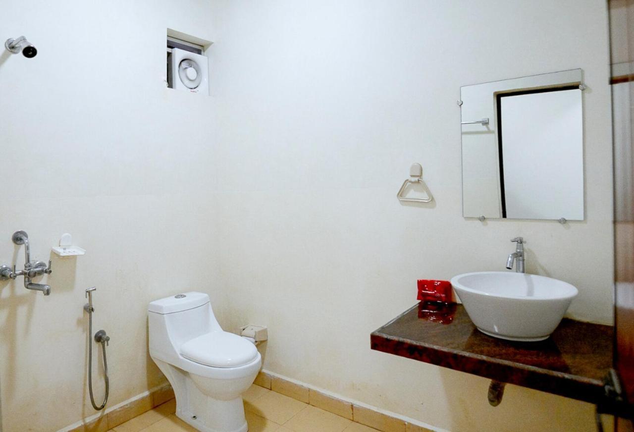 Oyo Pleasure Beach Resort Morjim Kültér fotó